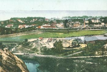 Cegielnia Godlela na pocztówce przedstawiającej panoramę Sopotu z Ceglanego Wzgórza, zdjęcie wykonane w technice druku fotochromatycznego (1), z ok. 1899 r. źródło: KC