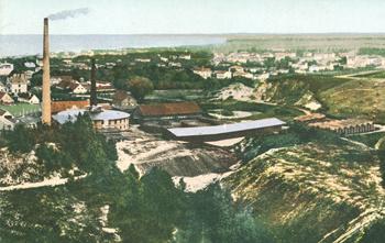 Cegielnia Godlela na pocztówce przedstawiającej panoramę Sopotu z Ceglanego Wzgórza, zdjęcie wykonane w technice druku fotochromatycznego (2), z ok. 1899 r. źródło: KC