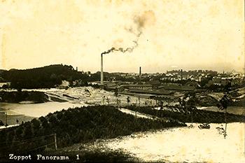 Panorama Sopotu z drogi prowadzącej na Wzgórze Olimpijskie, na pierwszym planie widoczna cegielnia przy dawnej ul. Podgórnej, zdjęcie 1921 r. źródło: 