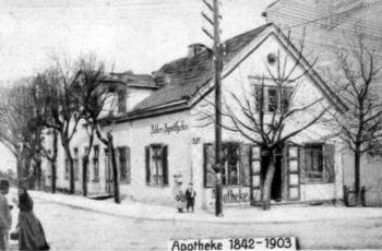 Zdjęcie przedstawiające dawny domek Apteki pod Orłem, a obecnie Apteki Zdrojowej, zdjęcie 1903 r.  źródło: BG PAN
