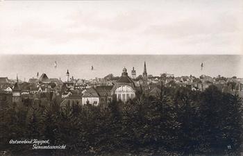 Panorama Sopotu w stronę Zatoki Gdańskiej, na pierwszym planie Gimnazjum Realne, zdjęcie ok. 1920 r.  źródło: KC