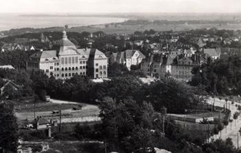 Gimnazjum widziane ze Strzeleckiego Wzgórza od strony dawnej ul. Podgórnej oraz cegielni, zdjęcie z ok. 1935 r.  źródło: KC