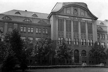 Gimnazjum Realne widziane od strony przyległego parku, zdjęcie 1930 r. źródło: 