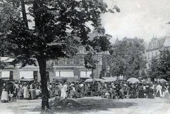 Targ na rynku miejskim w Sopocie, obecnie pl. Konstytucji 3 Maja. W tle widoczna fasada Domu Towarowego Fastów, zdjęcie z ok. 1917 r.  źródło: MM