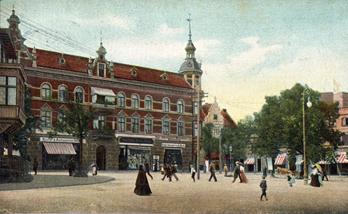 Dom Towarowy Fastów i rynek na Morskim Wzgórzu, zdjęcie z 1904 r. źródło: KC