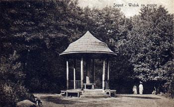 Altanka, wzniesiona ku pamięci prezydenta Sopotu Kollatha, znajdująca się niegdyś nieopodal jaru Swelinii przy ujściu potoku do morza, zdjęcie ok. 1910 r. źródło: TPS