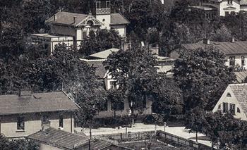 Fotografia przedstawiająca panoramę Sopotu z Królewskiego wzgórza, widoczne skrzyżowanie dawnej ul. Pomorskiej i Drogi Gołębiewskiej, zdjęcie z ok. 1894 r. źródło: KC