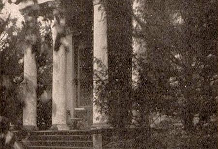 Dwór Francuski widziany od strony ogrodu, zdjęcie z ok. 1930 r. źródło: 