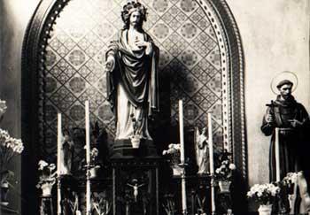 Wnętrze kościoła Gwiazdy Morza, jeden z ołtarzy wykonany w 1902 r. w Monachium, zdjęcie z ok. 1940 r. źródło: TPS