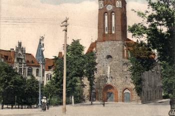 Rynek główny i Kościół Zbawiciela, obecnie Kościół św. Jerzego, zdjęcie z ok. 1901 r.  źródło: KC