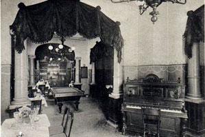 Wnętrze Kawiarni Cesarskiej (wł. Richard Steinbeiss), zdjęcie z ok. 1910 r.  źródło: TPS