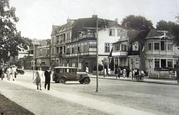 Widok ul. Północnej od strony parku Grand Hotelu (Hotelu Kasyno). W tle widoczny nie przebudowany jeszcze budynek Kawiarni Cesarskiej (później Kakadu), zdjęcie z ok. 1930 r.  źródło: GK