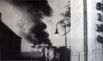 Płonący dach Hotelu Północnego w marcu 1945 r., na pierwszym planie widoczne mury kasyna oraz Kaplica Polska, zdjęcie z 1945 r.  źródło: 