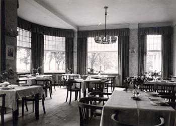 Sala restauracyjna w gminnym środku wypoczynkowym, zdjęcie z ok. 1940 r.  źródło: KC