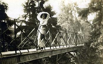 Most biegnący obecną ul. Obrońców Westerplatte, zdjęcie z ok. 1910-1918 r.  źródło: RO, Roland Józefowicz