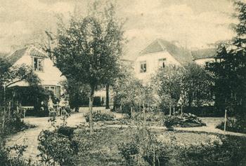 Domy przy dawnej ul. Willowej nr 8 i 9, zdjęcie z ok. 1900 r.  źródło: TPS