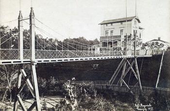 Most przewieszony nad obecną ul. Obrońców Westerplatte, dawniej ul. Willową, zdjęcie z 1877 r. źródło: KC