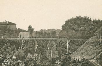 Litografia pochodząca z albumu Pamięć Miasta Gdańsk i okolic, przedstawiająca most wiszący w Sopocie, ok. 1890 r. źródło: KG