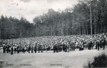 Tłumy na jednym z pierwszych przedstawień w Operze Leśnej, zdjęcie z ok. 1910 r. źródło: KC