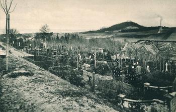 Widok na Dolinę Marii (Dolinę Babidolską), którą biegnie obecnie ul. Malczewskiego (dawniej Wielkokacka). Na pierwszym planie widoczny dawny dom grabarza znajdujący się obecnie przy ul. Malczewskiego 31, dalej cmentarz katolicki oraz wzgórze Stróża, zdjęcie z ok. 1900 r. źródło: KC