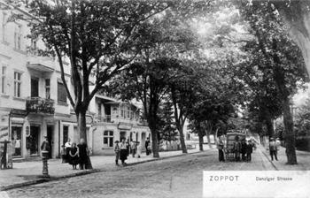 Widok na dawną ul. Gdańską na wysokości Szkoły dla Dziewcząt i ul. Mały Podjazd (obecne ul. Marynarzy), zdjęcie z ok. 1905 r.  źródło: BG PAN