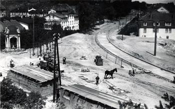 Al. Niepodległości, skrzyżowanie z obecną ul. Malczewskiego, przebudowa ulicy w ok. 1930 r. źródło: KC