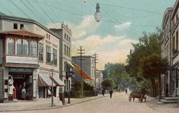 Widok na dawną ul. Gdańską (obecnie al. Niepodległości) w miejscu głównego skrzyżowania miasta, zdjęcie z 1904 r. źródło: DS