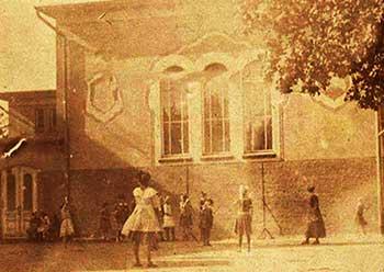 Sala gimnastyczna oraz plac zabaw przy Szkole Gminnej w Sopocie, zdjęcie z ok. 1919 r. źródło: 