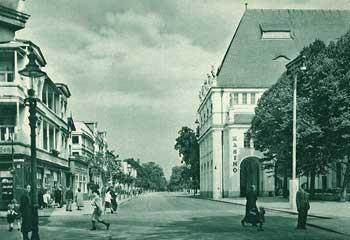 Widok na obecną ul. Powstańców Warszawy na pocztówce z ok. 1940 r. źródło: KC