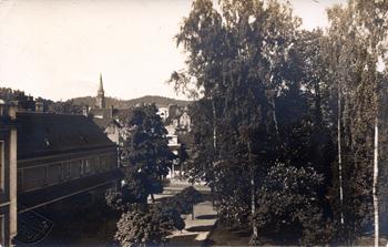 Widok z Domu Gościnnego na skwerek znajdujący się pomiędzy dawną ul. Północną i Hotelem Kasino (ul. Powstańców Warszawy i Grand Hotelem), zdjęcie z ok. 1930 r. źródło: KC