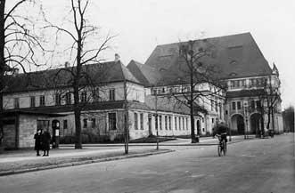 Ul. Północna (obecnie Powstańców Warszawy) z widokiem na tylną część domu zdrojowego, zdjęcie 1944 r. źródło: 