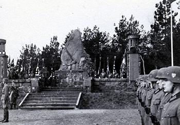 Pomnik Żołnierzy (pozbawiony orła) w czasie uroczystości wojskowych w okresie drugiej wojny światowej, zdjęcie z ok 1944 r.  źródło: GK