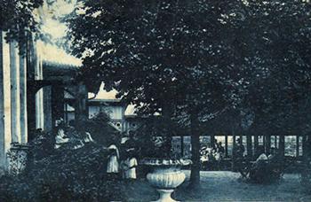 Widok na stoliki kawiarniane i kolumnadę restauracji Gwiazda Morza (Brauershohe), właściciel Artur Gelz , zdjęcie z ok. 1900 r. źródło: DS