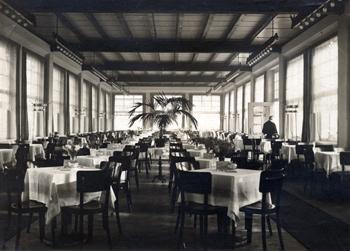 Wnętrze restauracji Cafe Lukas, właściciel W. Lukas, zdjęcie z ok. 1938 r. źródło: KC