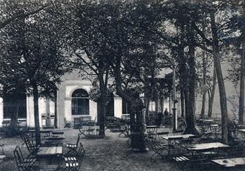 Frontowy taras kawiarni i restauracji Młyn Dolinny, zdjęcie z 1901 r. źródło: KC