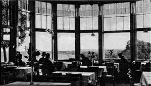 Widok z wnętrza restauracji z głównego salonu restauracyjnego na Zatokę Gdańską, zdjęcie z ok. 1920 r.  źródło: TPS