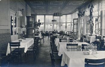 Wnętrze restauracji Górski Zamek w czasach jej świetności, zdjęcie z 1919 r.  źródło: MM