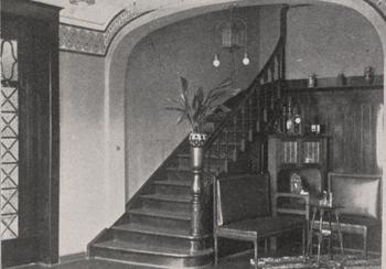 Wnętrze willi Drager, hall główny z klatką schodową, zdjęcie z 1913 r. źródło: BUW, Ostd. Bau-Zeitung 1913