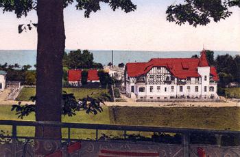 Willa Karpińskiego na pocztówce przedstawiającej panoramę Sopotu, zdjęcie z 1912 r.  źródło: KC