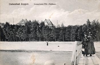 Widok z plaży w kierunku Willi Morski Dom, zdjęcie z ok. 1918 r. źródło: KC