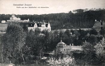 Dolna część dawnej ul. Owczej, obecnie ul. Wybickiego. Widoczne stawy na potoku numer 5 - Potoku Elizy. W tle widoczna Restauracja i Hotel Powietrzne Sanatorium, zdjęcie z ok. 1907 r. źródło: KC