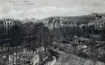 Dolna część dawnej ul. Owczej, obecnie ul. Wybickiego. Widoczne stawy na potoku numer 5 - Potoku Elizy, zdjęcie z ok. 1912 r. źródło: KC