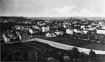Panorama miasta, na pierwszym planie ul. Wybickiego, zdjęcie z ok. 1920 r.  źródło: TPS